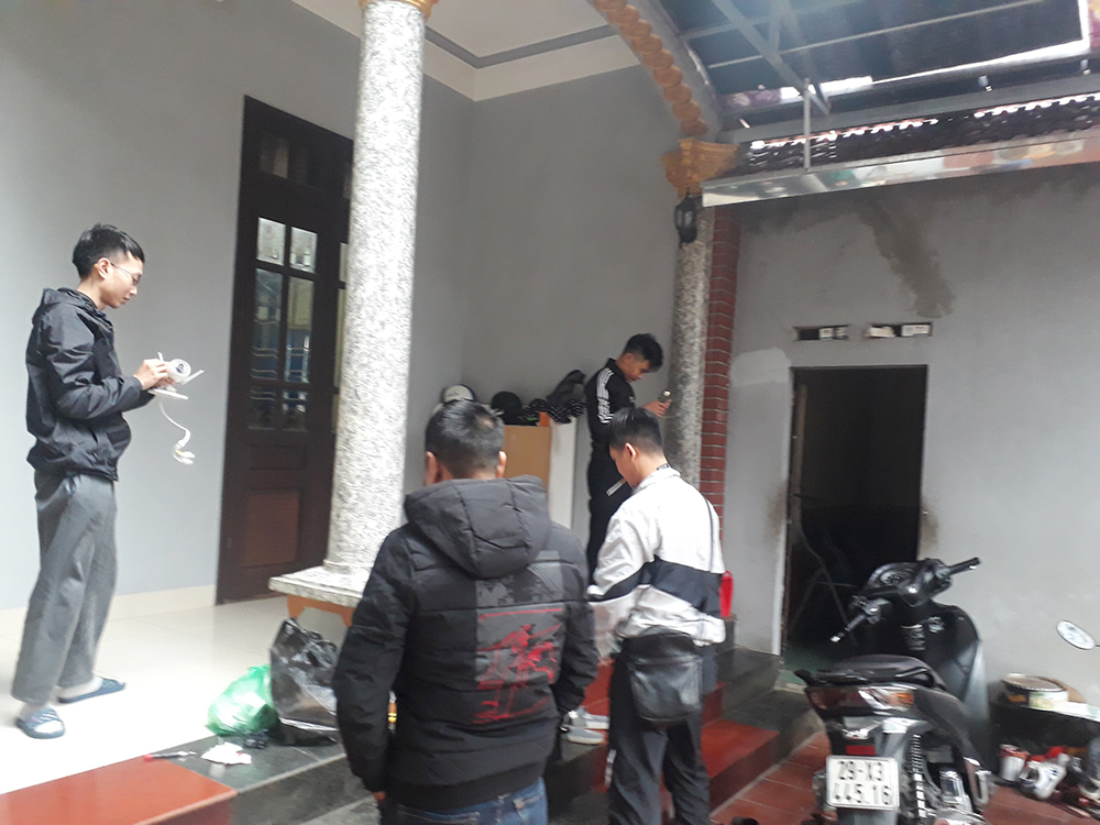 Chuẩn bị dụng cụ lắp đặt camera cho nhà dân tại Hà Nội